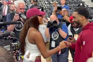 挺进东决真开心米切尔赛后亲吻未婚妻可可·琼斯~激情庆祝~