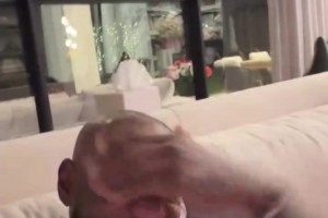 笑死老詹假期剃了光头，还抓两个儿子剃了寸头~